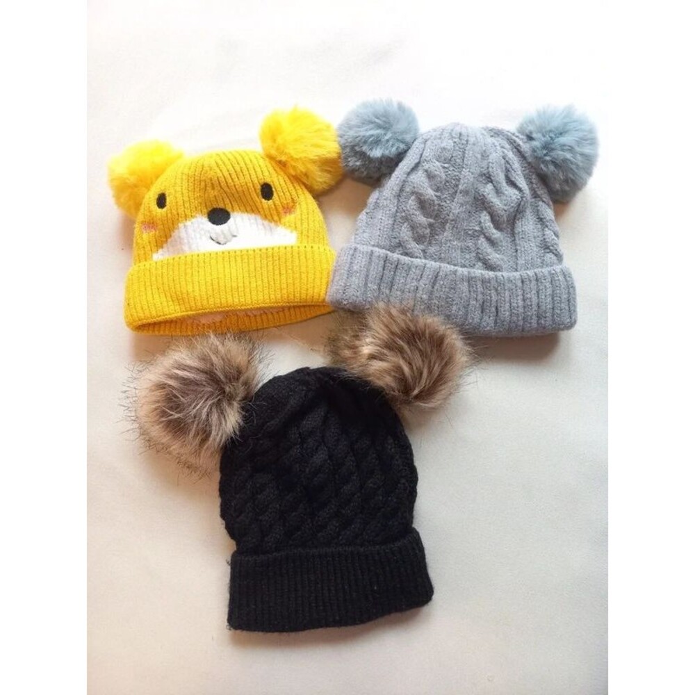 Lot of 3 children’s winter beanie hats.